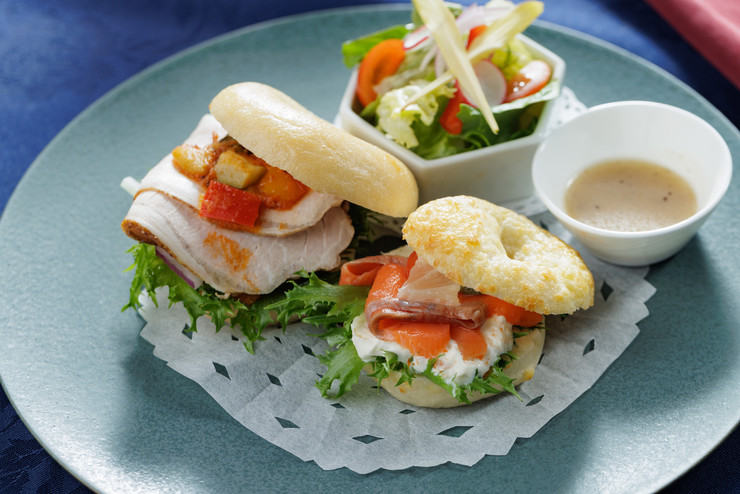 2種のミニベーグルサンド(スモークサーモンとクリームチーズ&自家製ローストポークとラタトゥイユ)