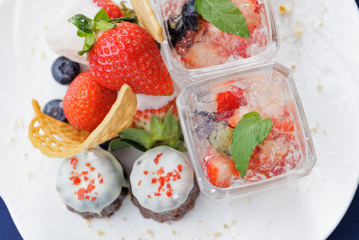 カヌレといちごのホワイトチョコがけ・ベリーのゼリー寄せ