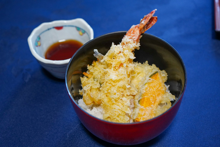 プラス500円でご飯をミニ天丼に変更出来ます。